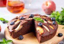 Torta al cioccolato e pesche ormai la faccio spesso, neanche il tempo di metterla in tavola che sparisce in un minuto Torta al cioccolato e pesche ormai la faccio spesso, neanche il tempo di metterla in tavola che sparisce in un minuto