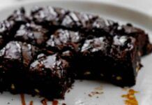 Questa torta al cioccolato mi ha salvato la merenda, la faccio senza farina, senza uova e senza nemmeno zucchero! Questa torta al cioccolato mi ha salvato la merenda, la faccio senza farina, senza uova e senza nemmeno zucchero! - RicettaSprint