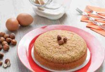 Torta con panna e nocciole