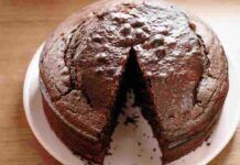 Mi bastano un po’ di pane raffermo, del cacao e del cioccolato: una torta di riciclo così leggera non si era mai vista Torta pane cacao cioccolato