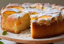 Torta di pesche senza farina, un morso tira l’altro, leggera e con meno si 200 kcal