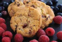 Bocconcini di frolla integrale al cioccolato bianco, ci metto anche della frutta: in soli 15 minuti sono pronti, ma spariscono in un lampo frolla integrale cioccolato frutta