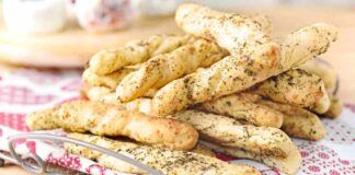 Invece di condirci sempre la pasta, col cacio e pepe prepara i grissini e ti faccio vedere come spariscono da tavola in un secondo!