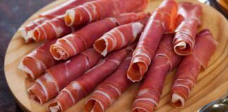 Involtini di salumi tutti i gusti più uno: la piacevole ricetta fredda per aperitivi da 10 e lode!