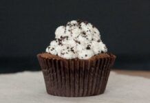 Mi ero stancata dei soliti muffin, li ho fatti senza farina e uova, solo Oreo e in 10 minuti che bontà!
