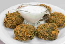 Faccio delle polpette di spinaci spaziali non solo sono ripiene, ma nessuno sa che le cuocio nella friggitrice ad aria. polpette di spinaci