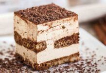 Il mio dessert per ferragosto? Un cremoso semifreddo lampo a base di caffè, biscotti e cioccolato, ti conquisto di sicuro!