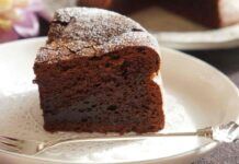 Torta 4 ingredienti al cioccolato: 0 sensi di colpa e gusto WOW, solo 85 kcal di soffice golosità! Torta 4 ingredienti al cioccolato: 0 sensi di colpa e gusto WOW, solo 85 kcal di soffice golosità!