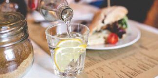 Dopo i pasti bevi sempre un bicchiere d’acqua con il limone? Abbiamo una pessima notizia per te - RicettaSprint
