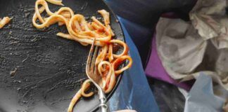 Lo spreco alimentare è in aumento in Italia e le cause fanno riflettere