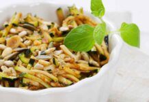 Con 2 zucchine che avevo in frigo ho preparato un contorno da 100 kcal, un mix di semplici ingredienti, non i soliti Con 2 zucchine che avevo in frigo ho preparato un contorno da 100 kcal, un mix di semplici ingredienti, non i soliti