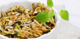 Con 2 zucchine che avevo in frigo ho preparato un contorno da 100 kcal, un mix di semplici ingredienti, non i soliti