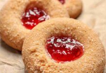 Biscotti friabili svedesi: c’è una sorpresa in mezzo, per questo sono irresistibili Dolcetti ai lamponi svedesi