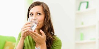 Quali effetti sul fisico ha bere acqua a temperatura ambiente ogni sera