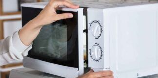 Sapevi che dentro il microonde va pulito e cambiato frequentemente? Nessuno te lo dice mai e il forno si rompe! - RicettaSprint