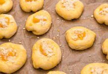 Ho improvvisato questi biscotti all'albicocca, li ho fatti con la frolla montata e se li sono divorati in men che non si dica