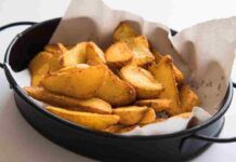 Ho scoperto come fare le patate a spicchi croccanti senza accendere il fuoco, zero schizzi e un risparmio in bolletta