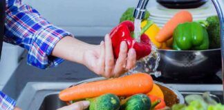 Come la lavi la frutta, cosi sotto l'acqua corrente e cosa credi di eliminare, la stai solo rinfrescando niente di più - RicettaSprint