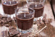 Mi preparo ad affrontare le fresche serate d'autunno con una coccola: faccio sempre questo liquore al cioccolato - RicettaSprint