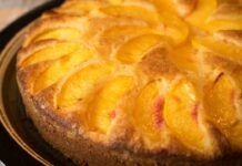 Mescola pochi ingredienti e lascia cuocere in padella servirai una torta alle pesche irresistibile in pochi minuti e senza sudare! Mescola pochi ingredienti e lascia cuocere in padella servirai una torta alle pesche irresistibile in pochi minuti e senza sudare!