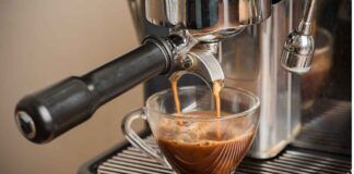 Se trovi questa patina bianca dentro la macchinetta del caffè... ormai sei spacciata, ecco di cosa si tratta - RicettaSprint