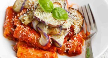 Ospiti improvvisi e non sai cosa cucinare? Ti basta una melanzana e del pomodoro e fai un figurone, un piatto da 10 e lode