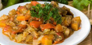 Prendo le verdure che ho in frigo le metto in padella e preparo un contorno ricco, colorato e soprattutto salutare