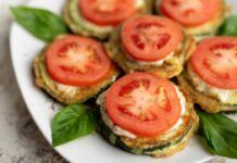 Zucchine fritte alla caprese Prima friggo le zucchine e poi le servo alla caprese, non immagini quanto sono buone, una tira l'altra