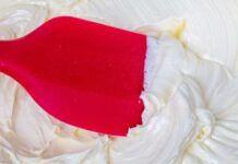 Prova a preparare la crema al burro a casa, ti servono solo 3 ingredienti e ci farcisci quello che vuoi, bontà indescrivibile