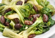 Scarole in padella io le faccio come la nonna ci metto anche l'uvetta, un contorno economico, versatile e gustoso, cosa vuoi di più