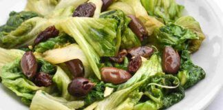 Scarole in padella io le faccio come la nonna ci metto anche l'uvetta, un contorno economico, versatile e gustoso, cosa vuoi di più