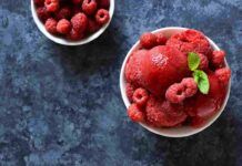 Stasera a cena ho “spaccato”, ho portato in tavola il mio sorbetto speciale usando dei lamponi surgelati che avevo in freezer