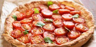 Tarte tatin ai pomodorini e formaggi per una cena last minute, stendi tutti in un solo colpo