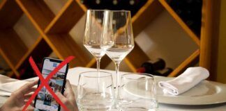 Niente smartphone al ristorante, può esserci il divieto