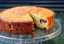 Ti bastano solo 100 grammi di ricotta e una manciata di ciliegie per preparare questa sofficissima torta per la colazione