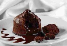 Uso la friggitrice ad aria anche per i dolci, mi è cambiata la vita: un tortino morbido al cioccolato così buono non lo preparavo da tempo Tortino morbido cioccolato friggitrice aria