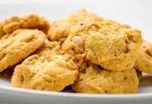 Un cucchiaio e una ciotola ti serviranno per preparare i cookies alle nocciole, spariranno subito dal vassoio