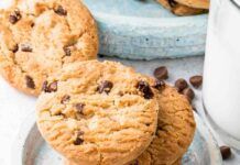 Ho fatto dei biscotti alla panna e gocce di cioccolato così friabili che si sciolgono in bocca: non puoi resistere