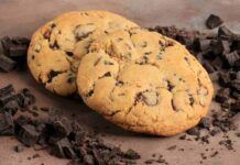 I crumbl cookies stanno facendo impazzire il web: ho scoperto la ricetta originale che rende soffici quei friabili biscotti americani!
