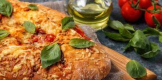 Focaccia croccante con un impasto al pomodoro che è subito pronto all'uso, ne faccio di aperitivi o cenette che spaccano!