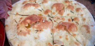 Niente pasta oggi, ai miei figli preparo questa focaccia senza accendere il forno, 10 minuti e li conquisto!