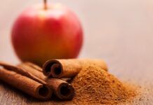 Con un paio di mele vecchiotte e della cannella ho realizzato questi, peccato che sono spariti subito