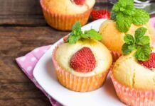 Non faccio mica i soliti muffin, questi sono con le fragole ma pure imbottiti, dentro trovi un cuore di crema pazzesco! Non faccio mica i soliti muffin, questi sono con le fragole ma pure imbottiti, dentro trovi un cuore di crema pazzesco!