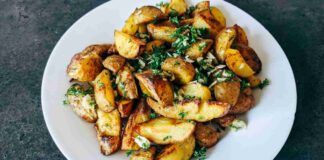 Invece di accedere il forno, le patate preparale così: aglio, olio e peperoncino, con questa ricetta non si battono