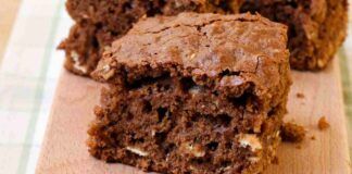 Una sola fetta di questa torta ha meno calorie di 4 dei tuoi biscotti preferiti: ti vizio con tanto cioccolato e 180 kcal!
