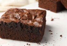 Stamattina mi è venuta così: non avevo latte, burro e uova ma la torta l'ho fatta lo stesso, al cioccolato e pure morbidissima, ora tocca a te!