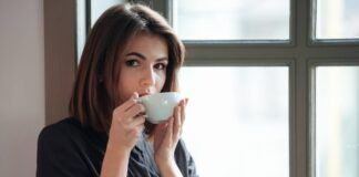 Donna che beve del caffè