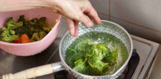 Butti ancora l’acqua di cottura dei broccoli? Che errore! A me ha fatto perdere un sacco di chili - RicettaSprint