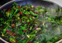 La bieta io non la lesso, la cuocio direttamente nel tegame con tutto quello che serve: aglio, olio e peperoncino, ho chiuso con le verdure mosce Bieta croccantina