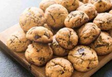 Biscotti choco balls la mia ultima invenzione, tuffali nel latte spaccano Biscotti choco balls: friabili palline piene di gocce di cioccolato da inzuppare nel latte come cereali, non bastano mai!